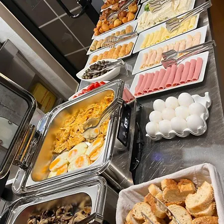 La Favorita Отель Тирана